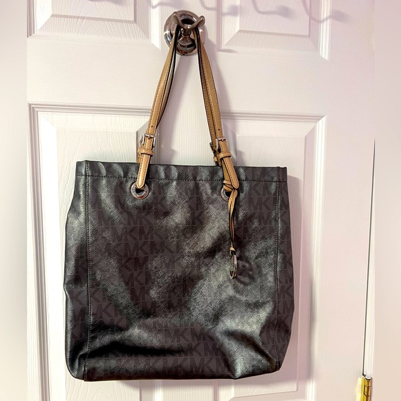 Michael kors bag excellent condition - Picture 1 of 2